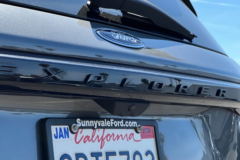 Ford Explorer Vehicle Full-screen Gallery Image 29