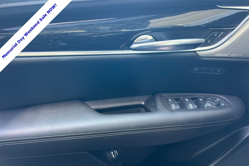 Cadillac XT5 Vehicle Full-screen Gallery Image 11