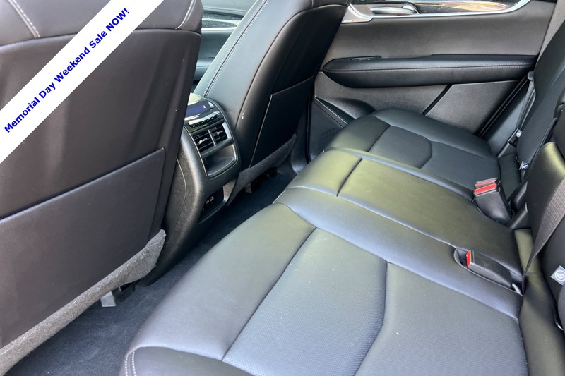 Cadillac XT5 Vehicle Full-screen Gallery Image 12