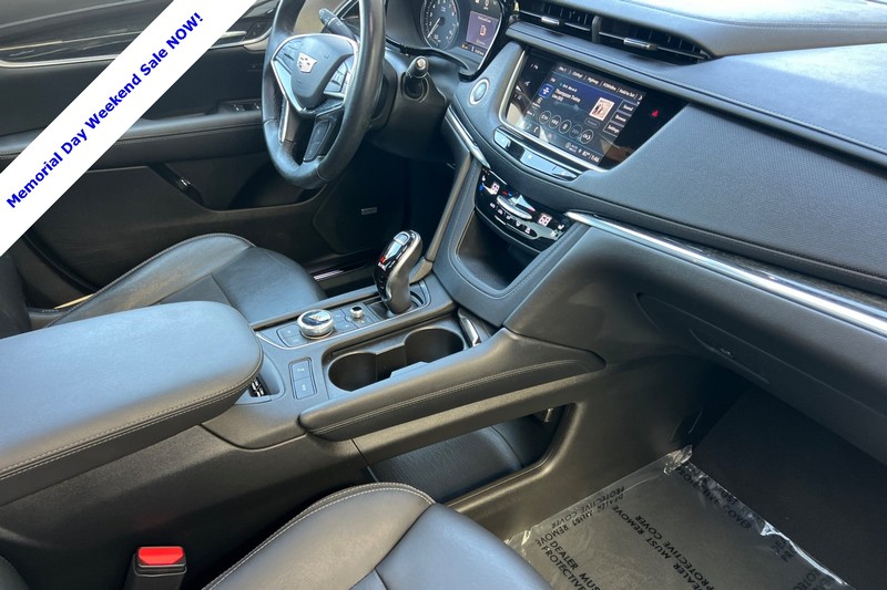 Cadillac XT5 Vehicle Full-screen Gallery Image 16