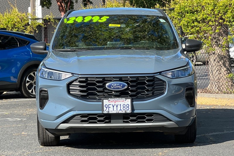 Ford Escape Vehicle Full-screen Gallery Image 09