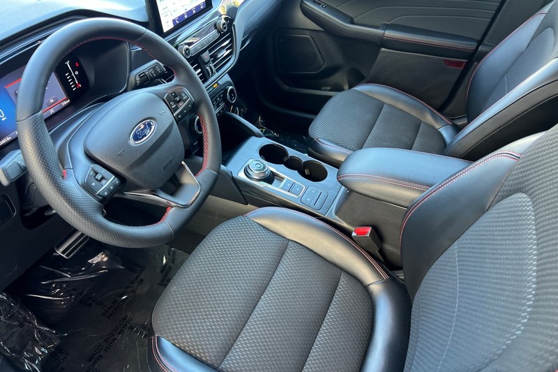 Ford Escape Vehicle Full-screen Gallery Image 10