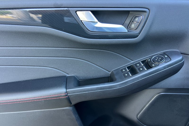 Ford Escape Vehicle Full-screen Gallery Image 11