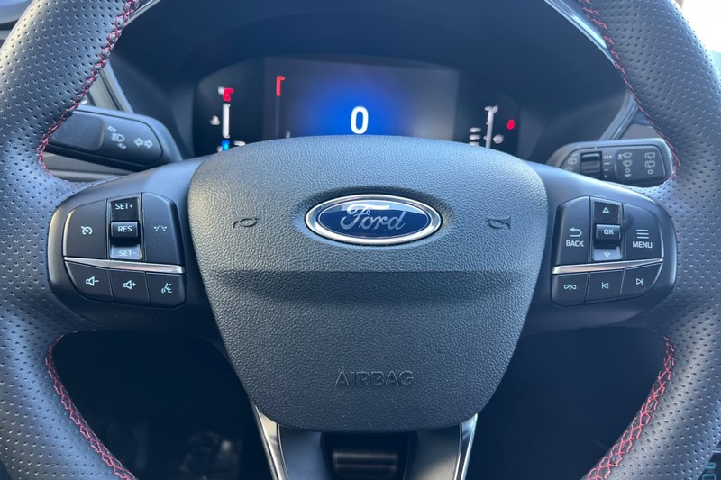 Ford Escape Vehicle Full-screen Gallery Image 23