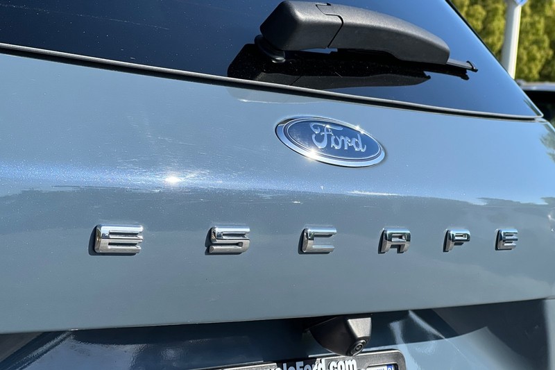 Ford Escape Vehicle Full-screen Gallery Image 27