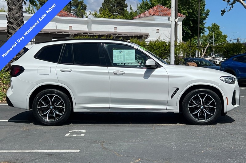 BMW X3 Vehicle Full-screen Gallery Image 03