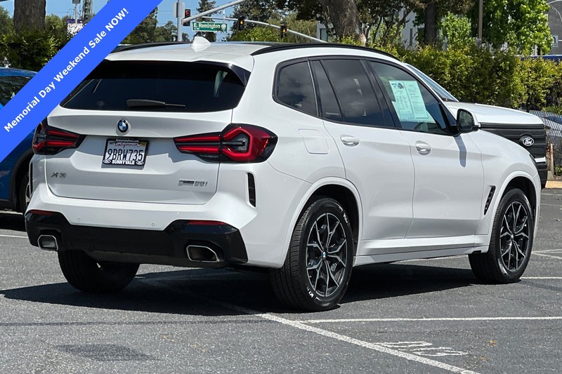 BMW X3 Vehicle Full-screen Gallery Image 04
