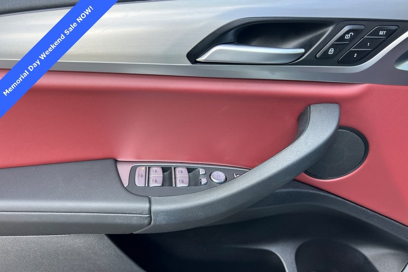 BMW X3 Vehicle Full-screen Gallery Image 11