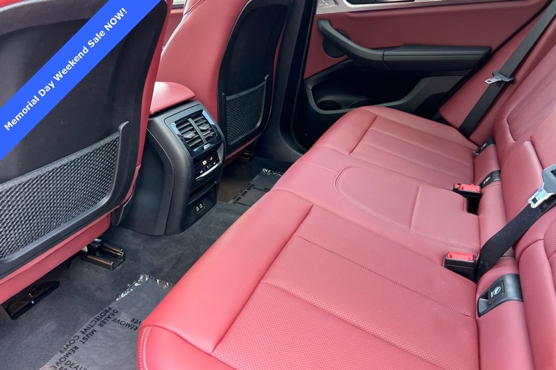BMW X3 Vehicle Full-screen Gallery Image 12