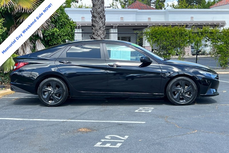 Hyundai Elantra Vehicle Full-screen Gallery Image 03