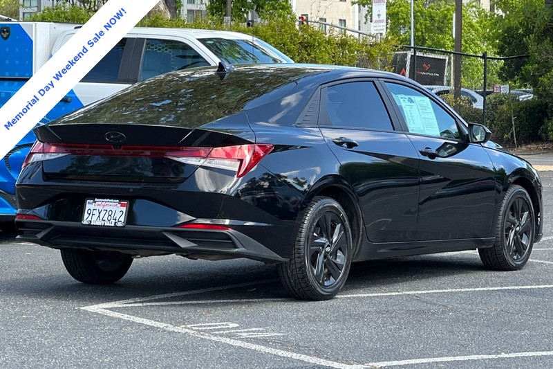 Hyundai Elantra Vehicle Full-screen Gallery Image 04