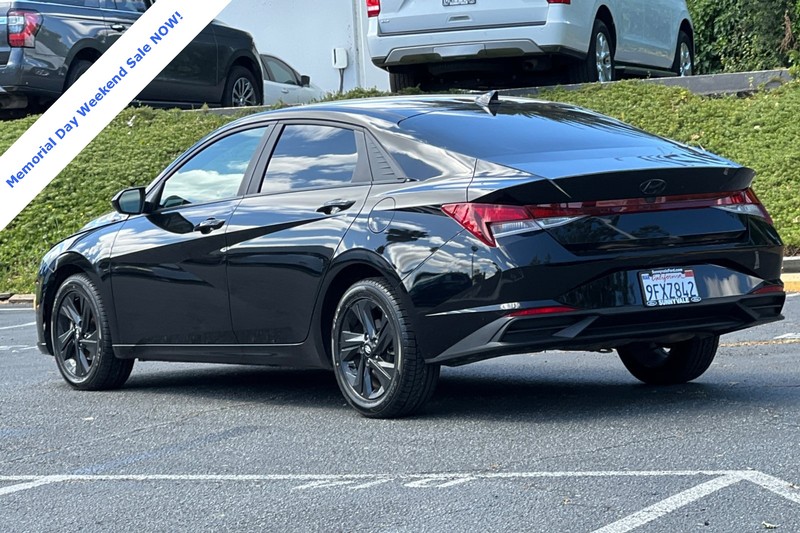 Hyundai Elantra Vehicle Full-screen Gallery Image 06