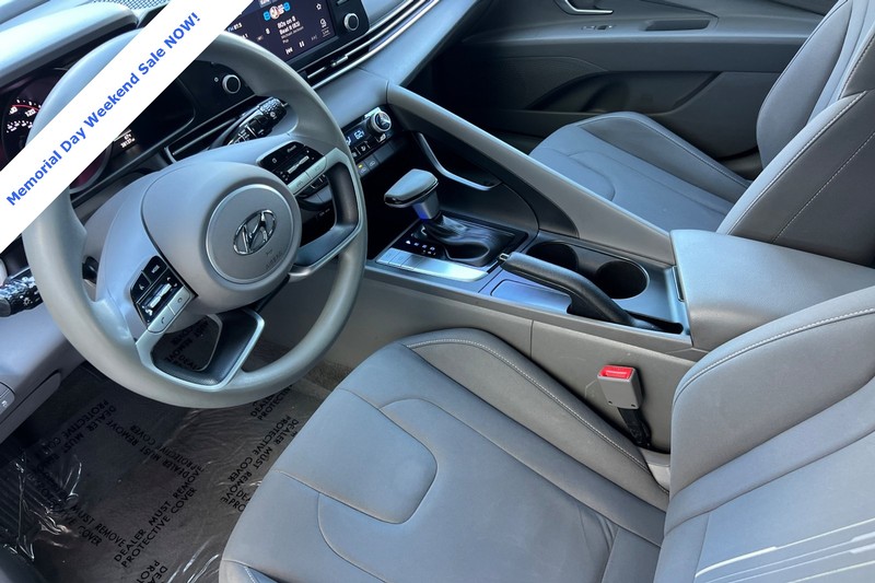 Hyundai Elantra Vehicle Full-screen Gallery Image 10