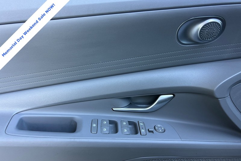 Hyundai Elantra Vehicle Full-screen Gallery Image 11