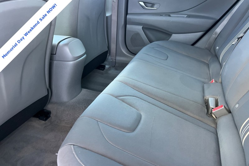 Hyundai Elantra Vehicle Full-screen Gallery Image 12