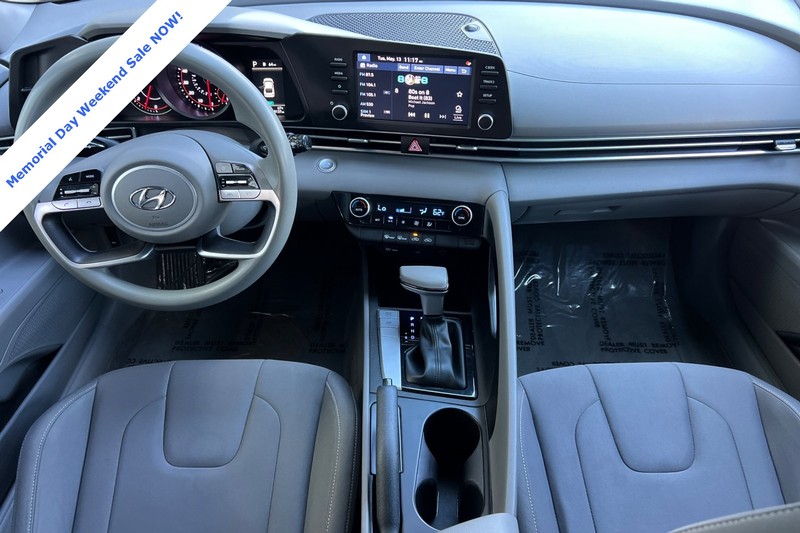 Hyundai Elantra Vehicle Full-screen Gallery Image 13