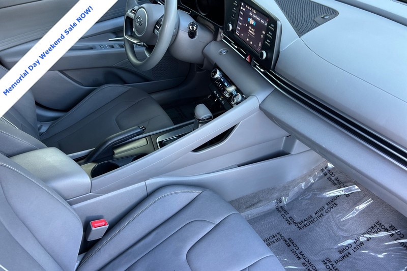 Hyundai Elantra Vehicle Full-screen Gallery Image 15