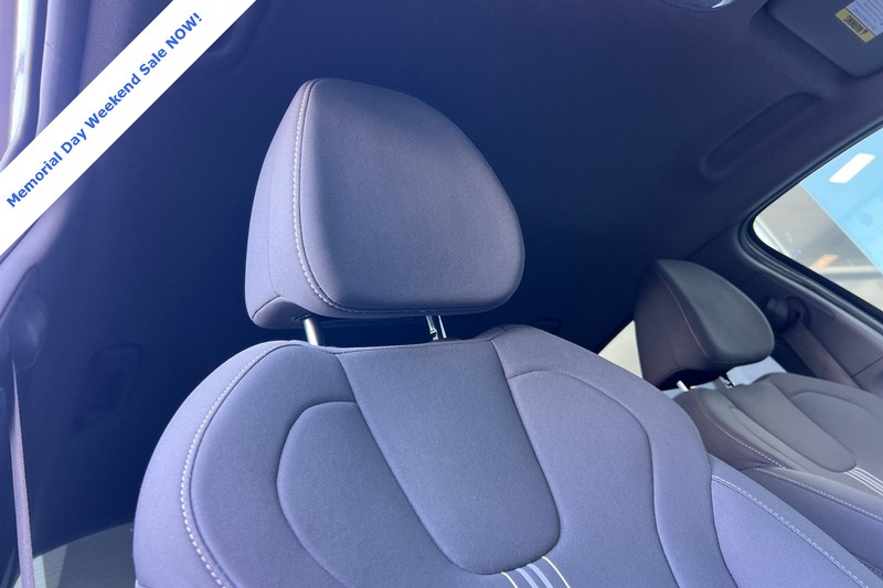 Hyundai Elantra Vehicle Full-screen Gallery Image 16