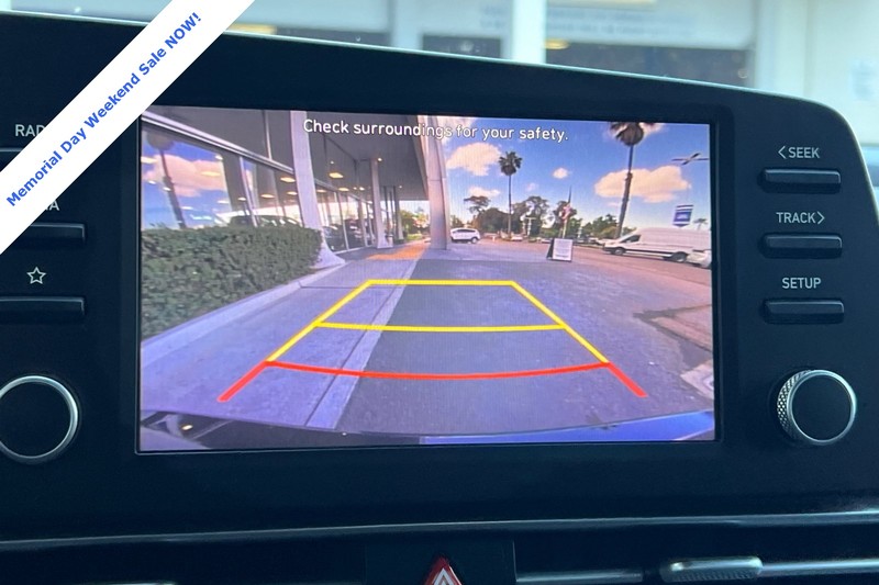 Hyundai Elantra Vehicle Full-screen Gallery Image 18