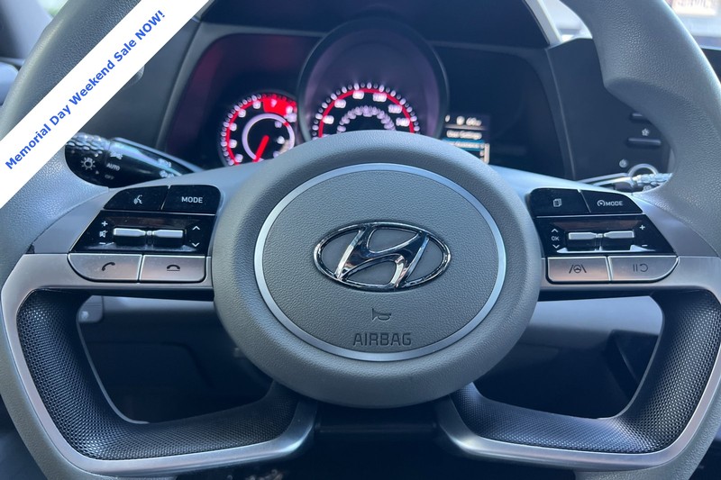 Hyundai Elantra Vehicle Full-screen Gallery Image 22