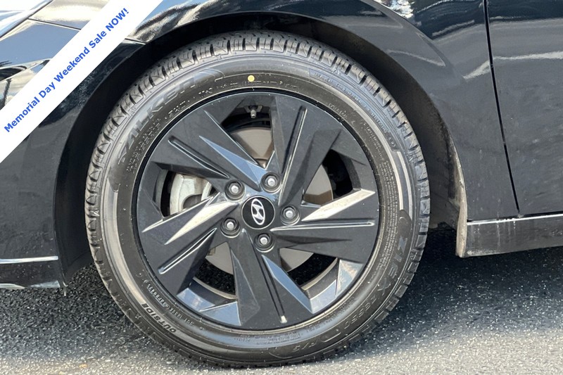 Hyundai Elantra Vehicle Full-screen Gallery Image 25