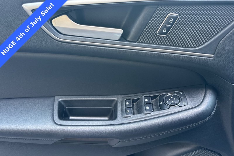 Ford Edge Vehicle Full-screen Gallery Image 11