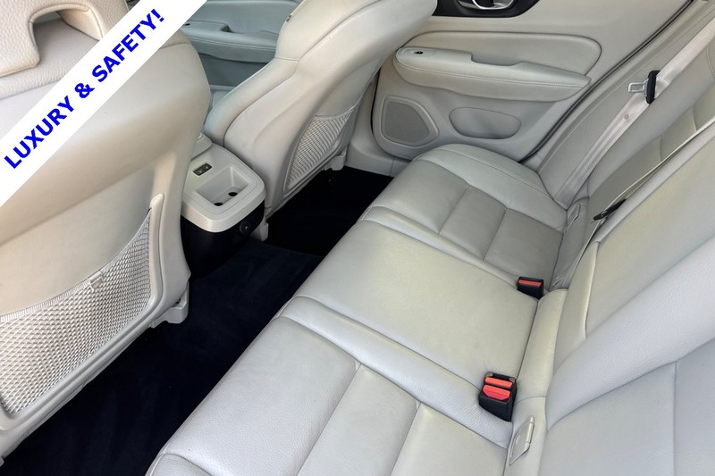 Volvo S60 Vehicle Full-screen Gallery Image 12