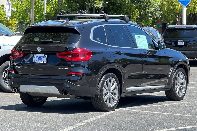 BMW X3 Vehicle Full-screen Gallery Image 04