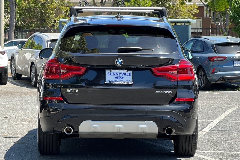 BMW X3 Vehicle Full-screen Gallery Image 05