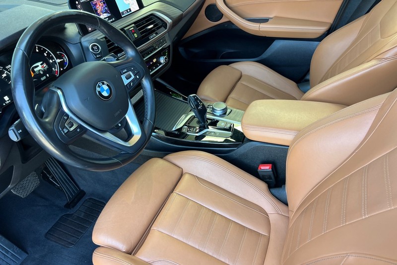 BMW X3 Vehicle Full-screen Gallery Image 10