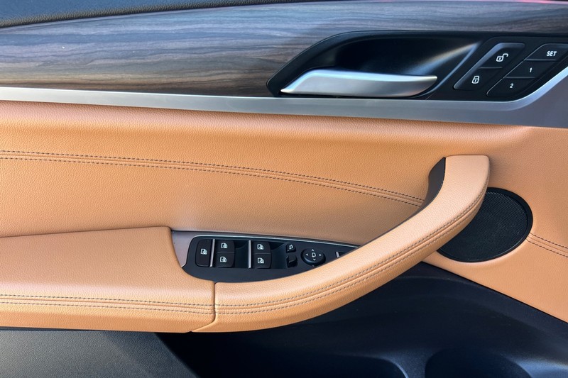 BMW X3 Vehicle Full-screen Gallery Image 11