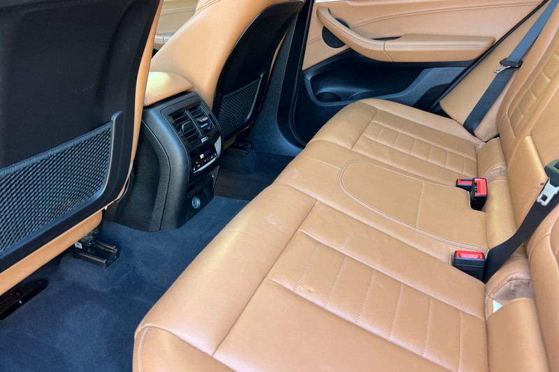 BMW X3 Vehicle Full-screen Gallery Image 12