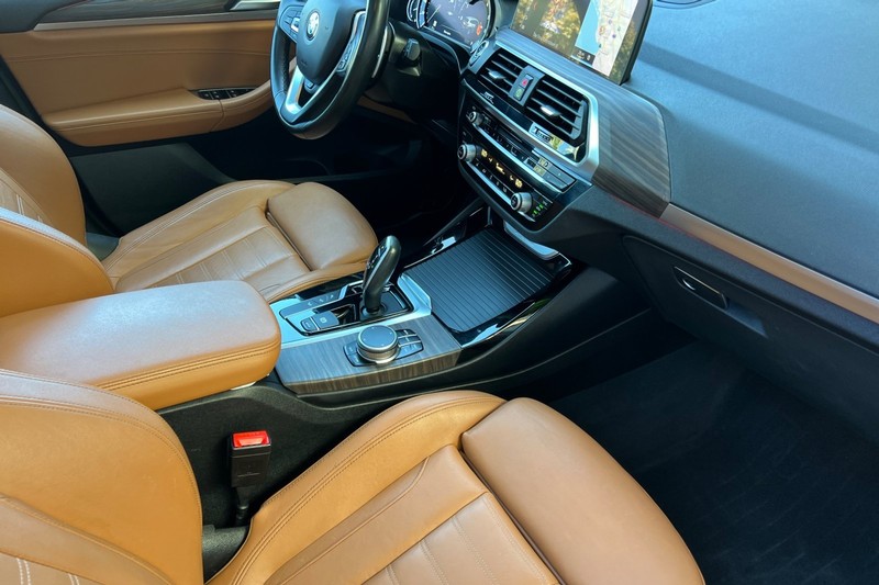 BMW X3 Vehicle Full-screen Gallery Image 16