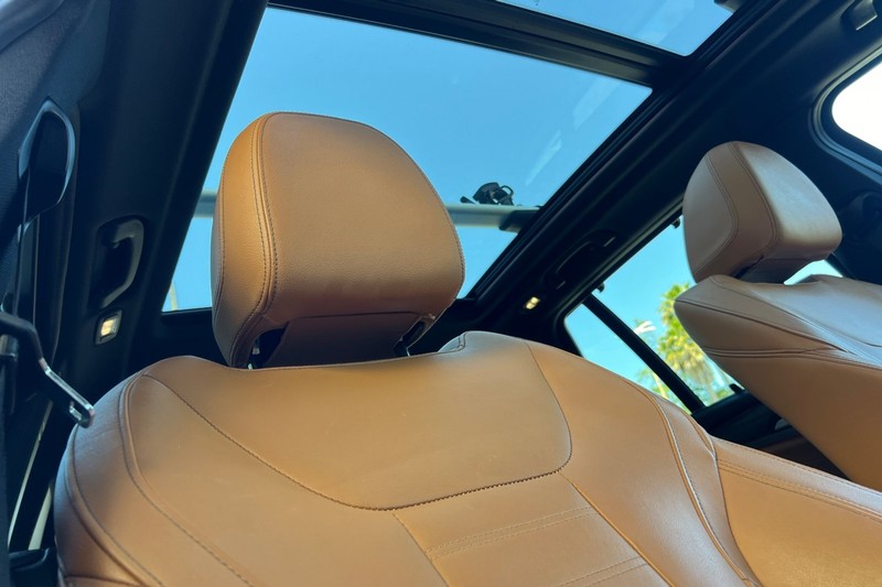 BMW X3 Vehicle Full-screen Gallery Image 17