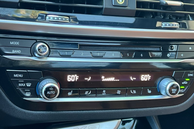 BMW X3 Vehicle Full-screen Gallery Image 21