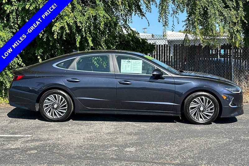 Hyundai Sonata Hybrid Vehicle Full-screen Gallery Image 03