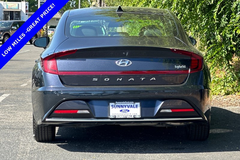 Hyundai Sonata Hybrid Vehicle Full-screen Gallery Image 05