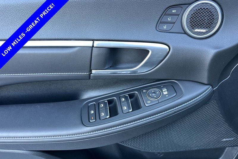 Hyundai Sonata Hybrid Vehicle Full-screen Gallery Image 11