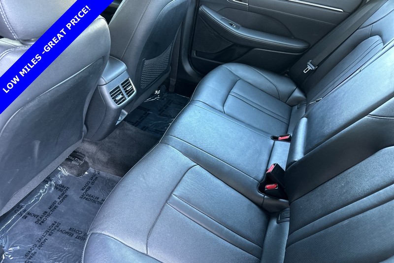 Hyundai Sonata Hybrid Vehicle Full-screen Gallery Image 12
