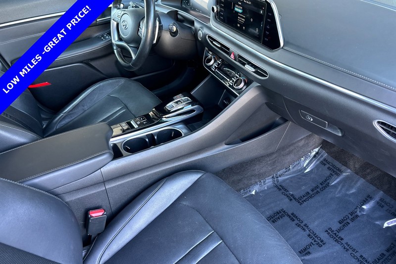 Hyundai Sonata Hybrid Vehicle Full-screen Gallery Image 15