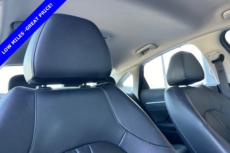 Hyundai Sonata Hybrid Vehicle Full-screen Gallery Image 16