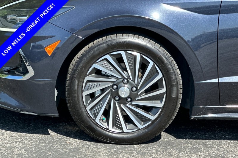 Hyundai Sonata Hybrid Vehicle Full-screen Gallery Image 26