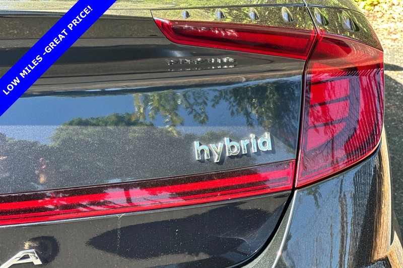 Hyundai Sonata Hybrid Vehicle Full-screen Gallery Image 27