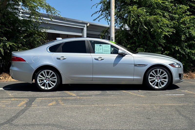 Jaguar XF Vehicle Full-screen Gallery Image 03
