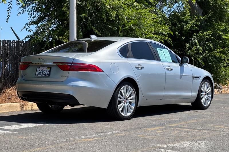 Jaguar XF Vehicle Full-screen Gallery Image 04