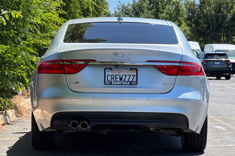 Jaguar XF Vehicle Full-screen Gallery Image 05