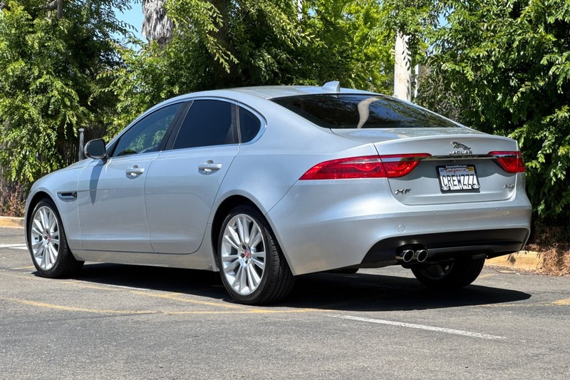Jaguar XF Vehicle Full-screen Gallery Image 06