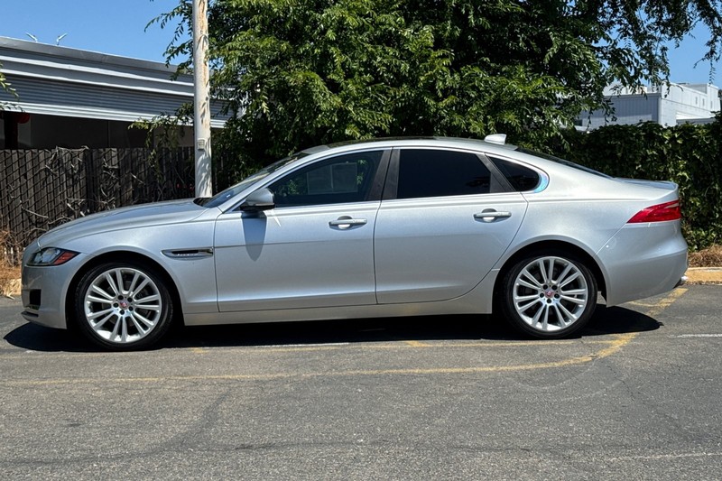Jaguar XF Vehicle Full-screen Gallery Image 07