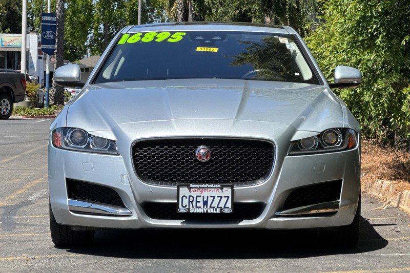 Jaguar XF Vehicle Full-screen Gallery Image 09