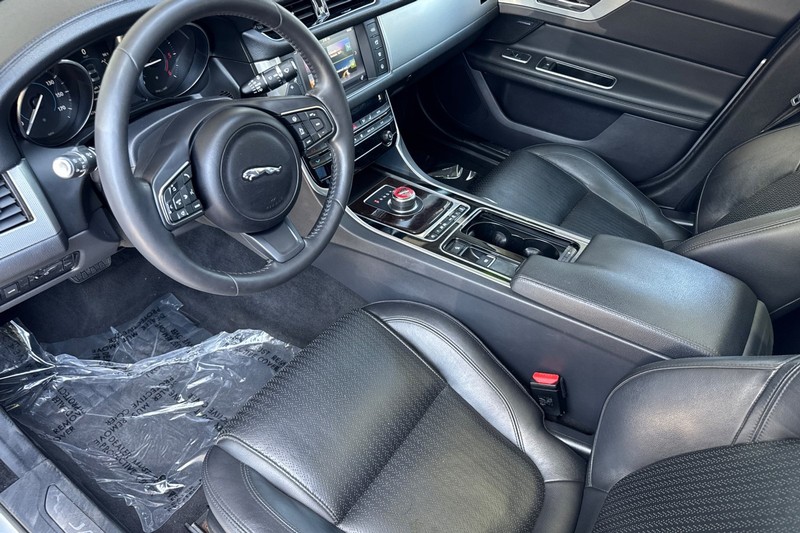 Jaguar XF Vehicle Full-screen Gallery Image 10